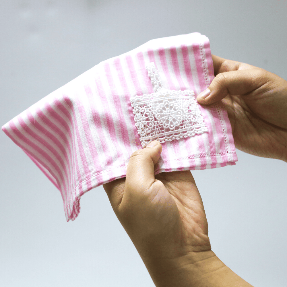 
                
                    Load image into Gallery viewer, step 3 how to use sachet handkerchief made in japan with lavender essential oil
                
            