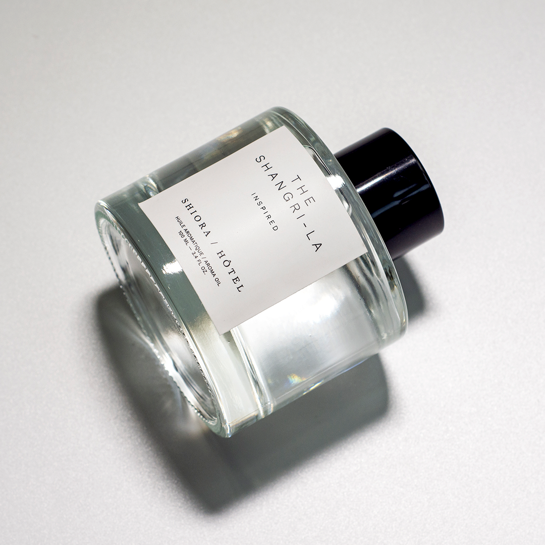 The inspired serenity of Shangri-la brought to you. The scent envelops you in fresh, light notes of bergamot, rose, and lavender, along with the woody notes of sandalwood.