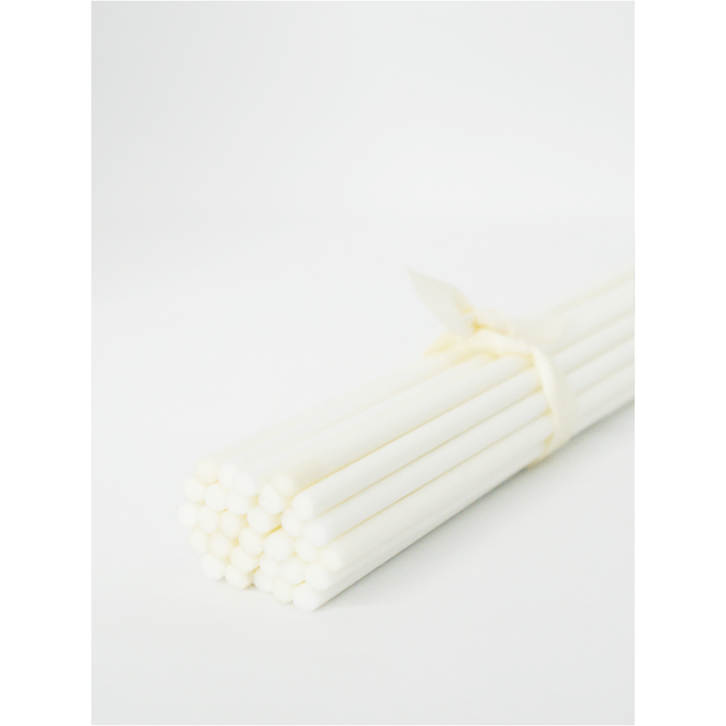 The best reed diffuser sticks are made of rattan, which is not hollow but has several channels inside the stem. It is these channels that suck the fragrance oil from the bottle that slowly permeates the room with wonderful scents.